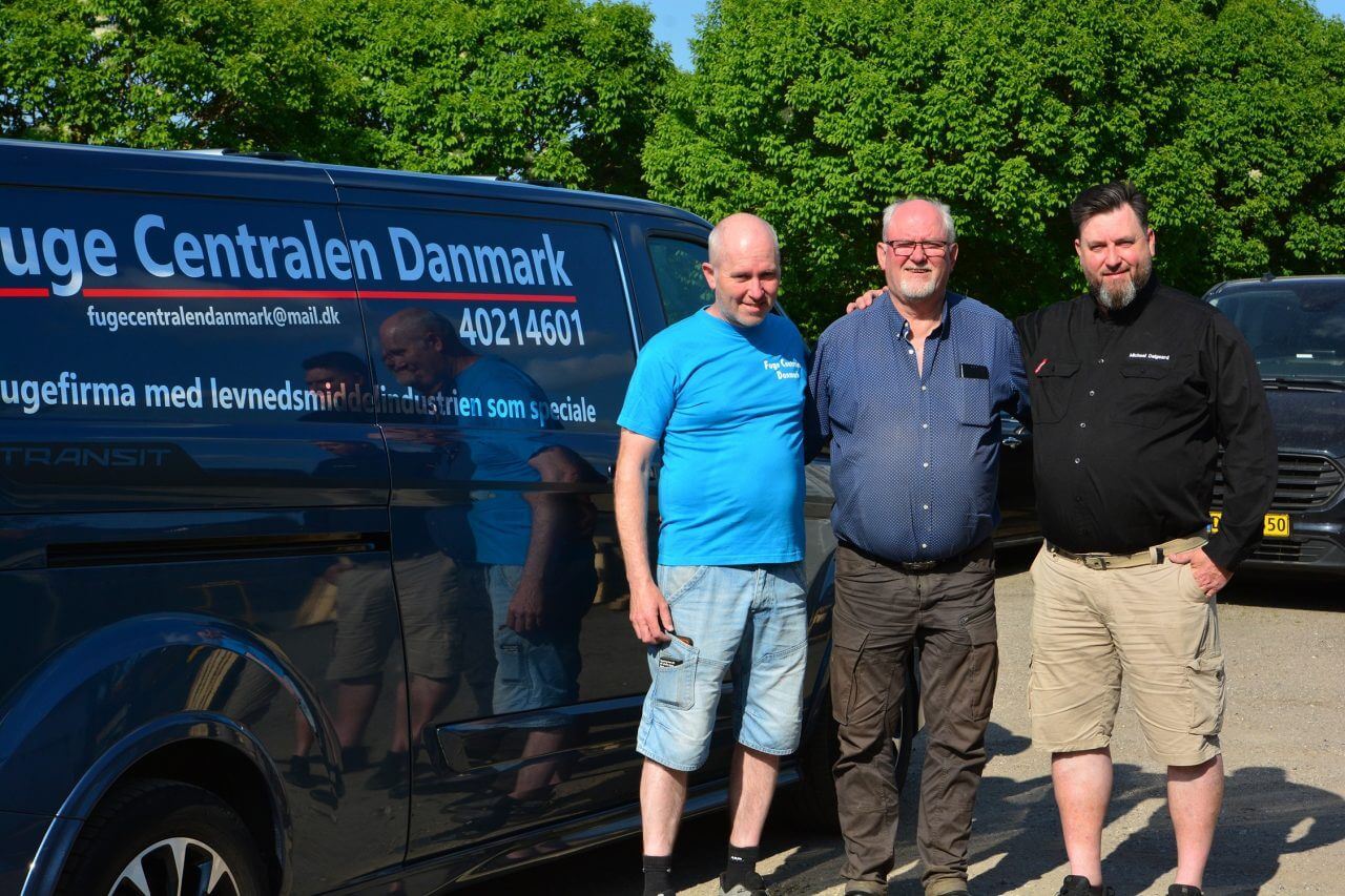 Tre kolleger fra Fuge Centralen Danmark foran firmaets varevogn
